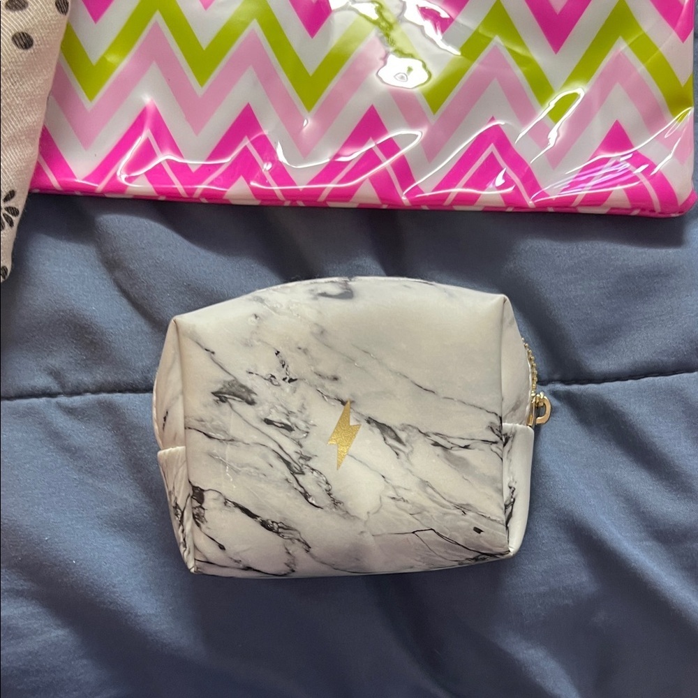 An Assortment of tote and small bags - Picture 8 of 8